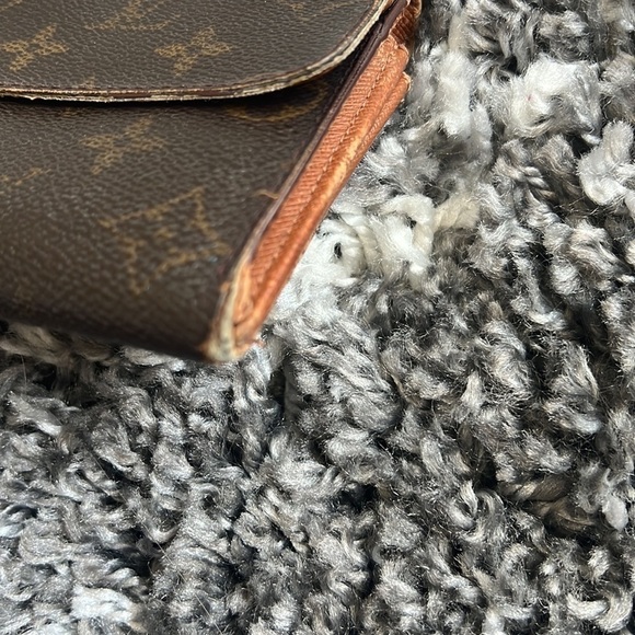 Louis Vuitton Women’s Brown Monogram Sarah Wallet w/ Snap Closure - Picture 5 of 13